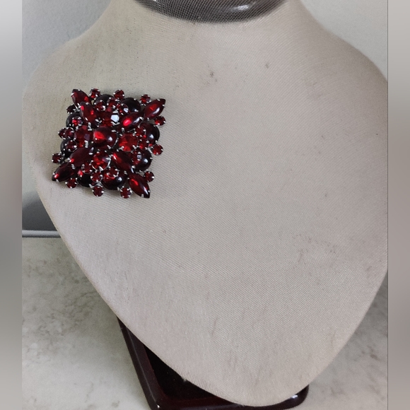 Exquisite Vintage Confirmed Juliana Garnet Red Glass Brooch - Picture 4 of 16